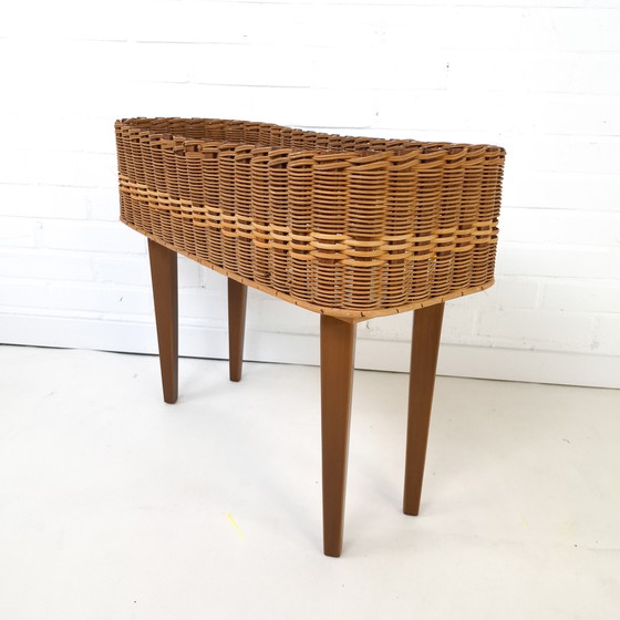 Image 1 of Fioriera vintage anni '60-'70 in legno e rattan, design danese.