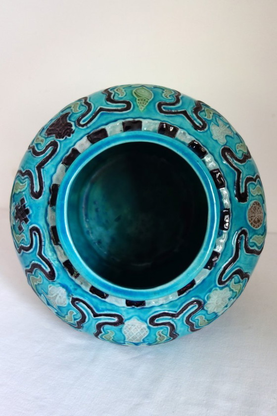 Image 1 of Ein Paar gedeckter Vasen aus Keramik, China, Mitte 20.