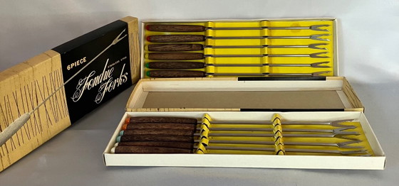 Due Scatole Originali Con Forchette Da Fonduta Vintage Degli Anni '60 O '70 – Set di posate, Wood, Iron (photo 3 of 5)