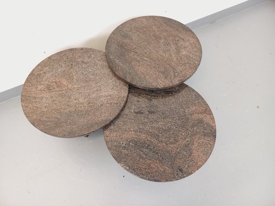 Image 1 of Set van drie vintage, in elkaar passende ronde salontafels van graniet uit de jaren 70 en 80.