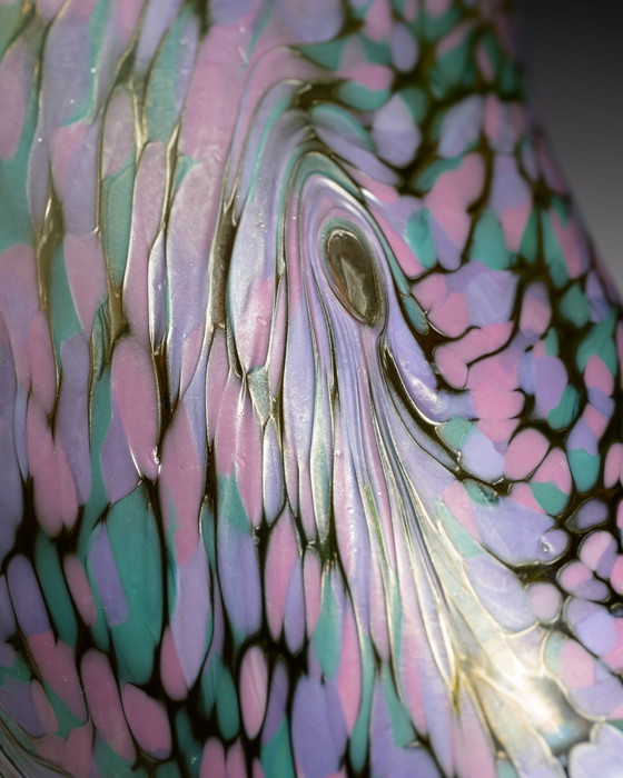 Image 1 of Österreichische Jugendstilvase aus irisierendem Kunstglas, mehrfarbiges Federdekor, 1900-1910
