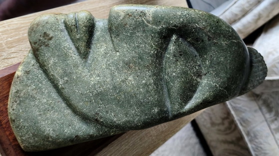Chef-d'œuvre de Qualité Musée: La Sculpture de Serpentin Shona "De Griek" Unique (11,5 kg) – Stone, Wood (photo 7 of 15)
