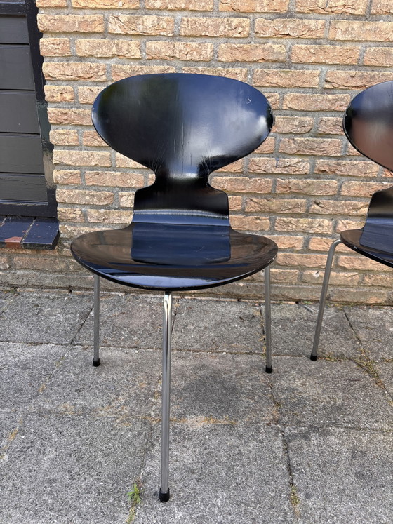 Image 1 of Set of 2 original and rare 3-legged chairs by Fritz Hansen