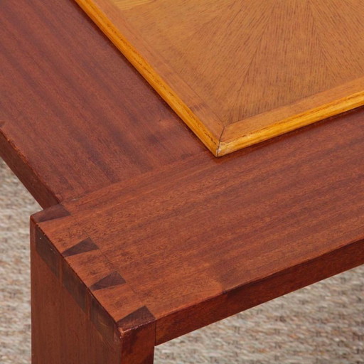 Vierkante houten salontafel uit de 20e eeuw.