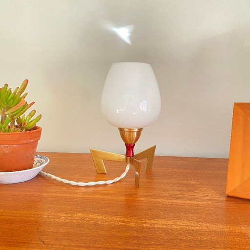 Lámpara de mesita de noche vintage con globo de cristal opalino antiguo y base de latón, diseño de los años 50