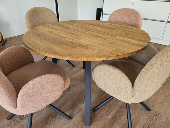 Image 1 of Juego de comedor completamente nuevo con cuatro sillas giratorias.