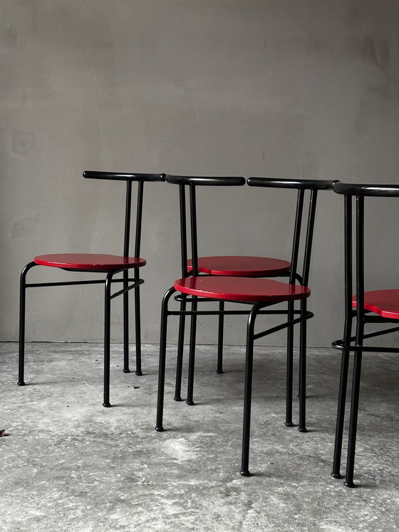 Image 1 of Ensemble de 4 chaises design – Métal noir et assise rouge – Années 1990