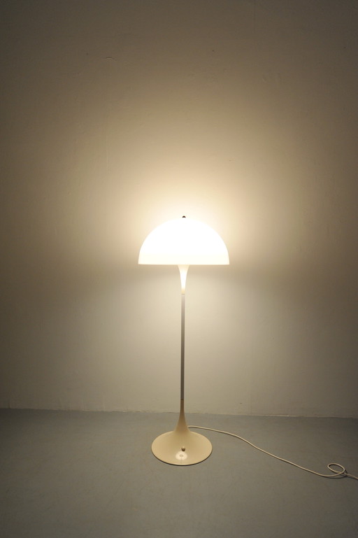 Lampada da terra Panthella di Verner Panton per Louis Poulsen