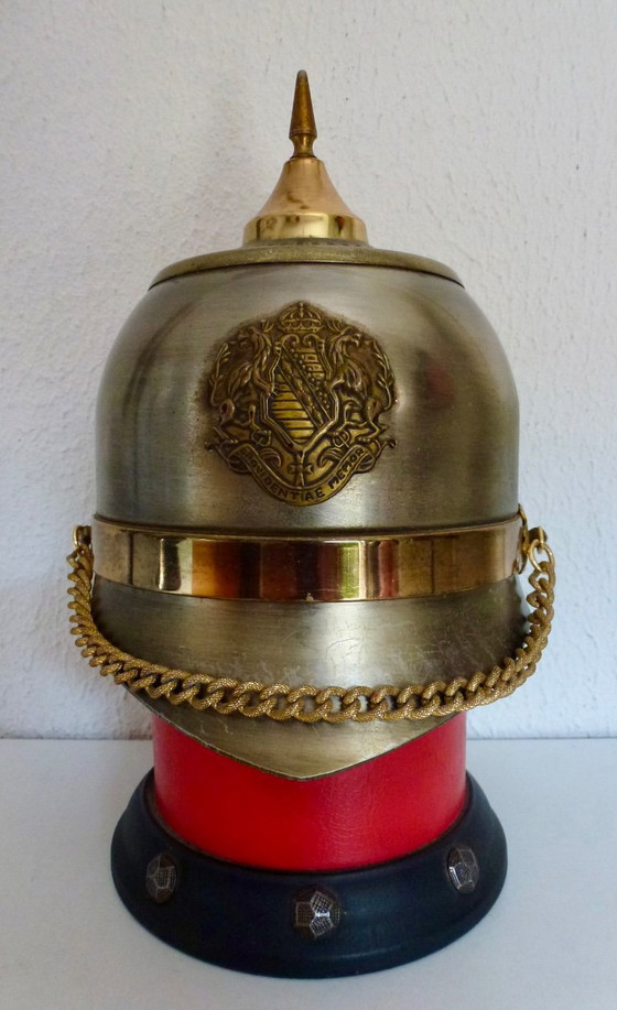 Dispensador de cigarrillos antiguo con forma de casco y caja de música. – Objetos decorativos, Metal, Brass (photo 2 of 8)