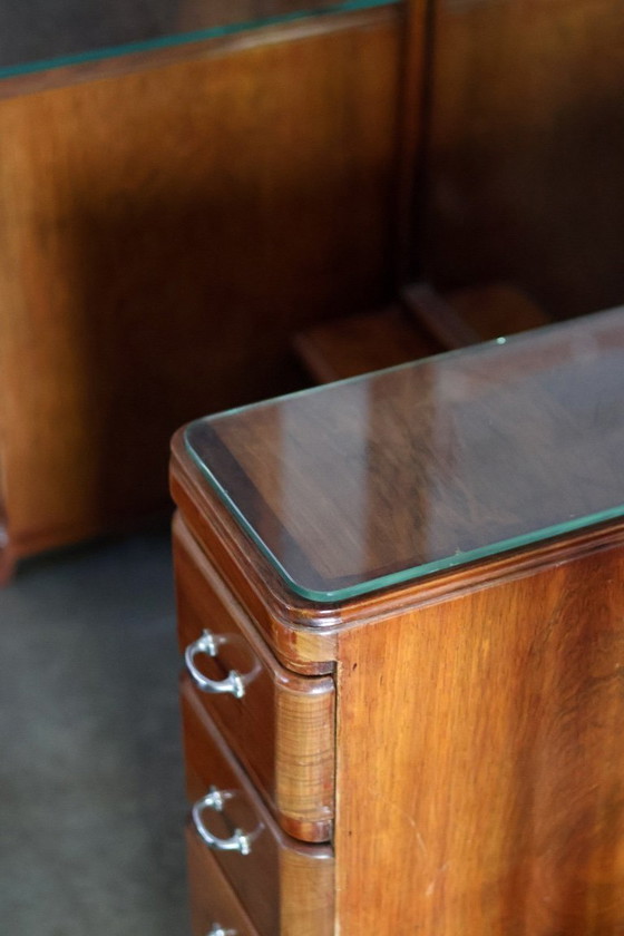 Image 1 of Coiffeuse avec grand miroir taillé et deux miroirs latéraux pivotants provenant d'un intérieur spécial !