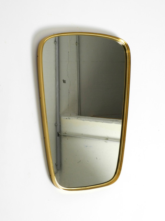 Image 1 of Magnifique miroir mural original du Mid Century Modern "Münchener Zierspiegel" avec cadre en laiton lourd