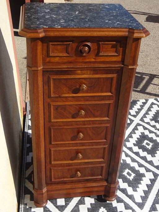 Mesita de noche de nogal estilo Luis Felipe con falsos cajones