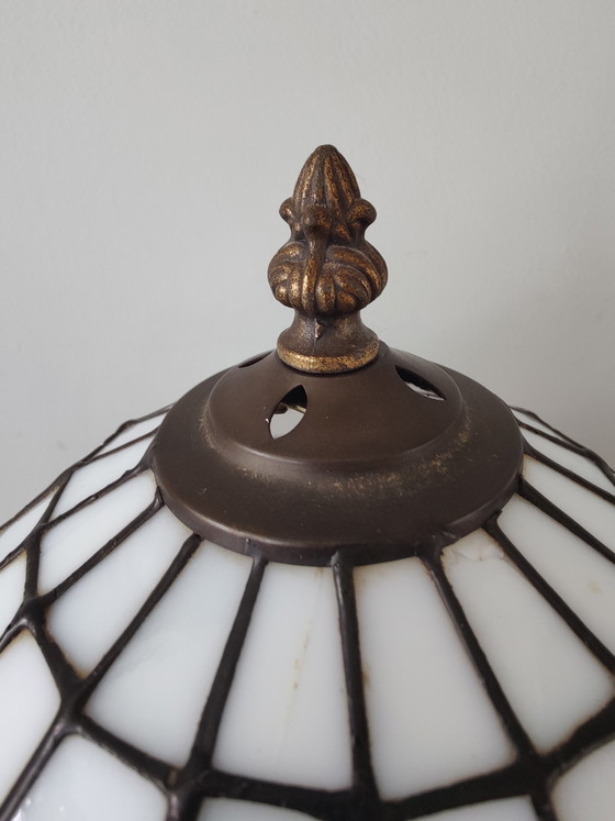 Image 1 of Lámpara de mesa estilo Tiffany con pantalla de vidrieras y base de bronce.