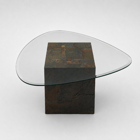 Image 1 of Mesa de centro de diseño exclusivo con base de piedra natural y tablero de cristal orgánico.