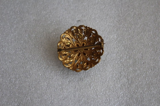 Image 1 of Vintage round brooch, Ø 3.5 cm, gold-colored with white and green pearls