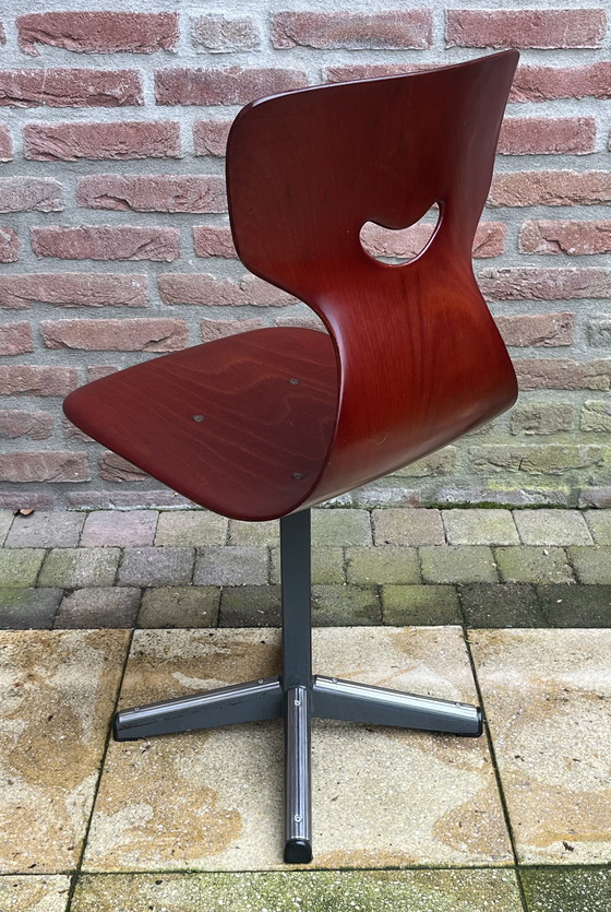 Image 1 of Chaire de l'école de design industriel Pagholz - Adam Stegner