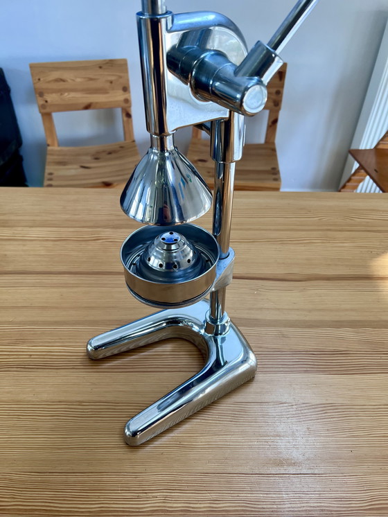 Image 1 of Vintage industrial mid century style horeca manual citrus squeezer / juicer made from heavy steel 