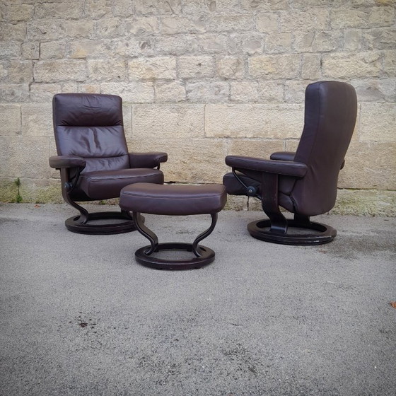 Image 1 of Paire de fauteuils et ottoman scandinaves en cuir Stressless par Ekornes, Norvège, 1970