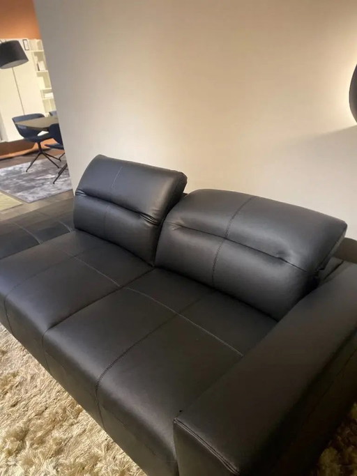 Fauteuil long HAMPTON en cuir noir de BOCONCEPT, de 4 793 € à 1 935 €.