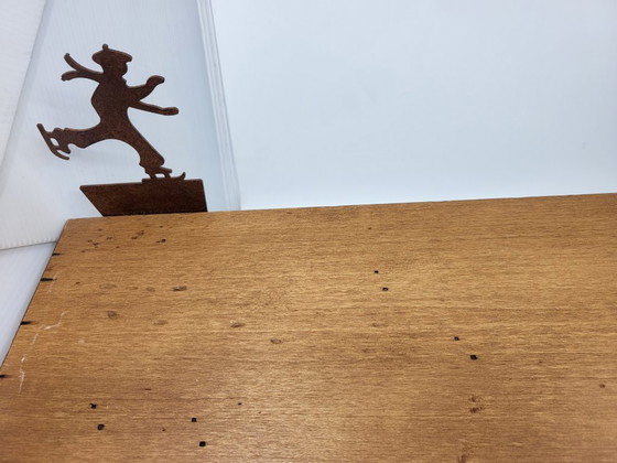 Image 1 of Mensola in legno e metallo decorata con pattinatori sul ghiaccio
