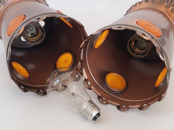 Image 1 of PAAR VINTAGE BRUTALISTISCHE HANGLAMPEN UIT DE JAREN 70, GEMAAKT VAN KOPER EN ORANJE PLASTIC.