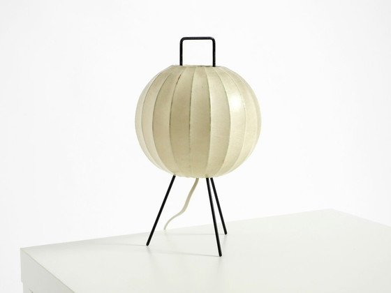 Image 1 of Rarissima e bellissima lampada da tavolo a bozzolo con treppiede in stile Mid-Century Modern.