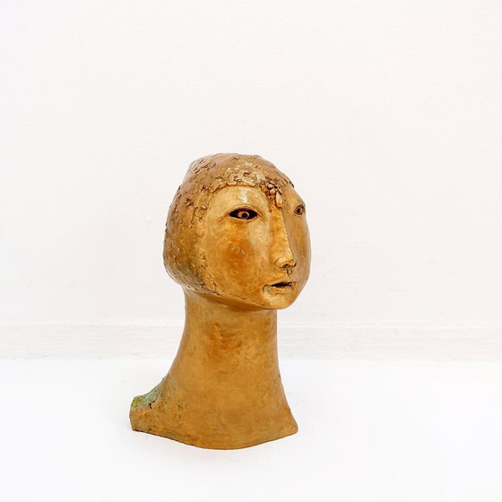 Image 1 of Tête de femme en terre cuite dorée 
