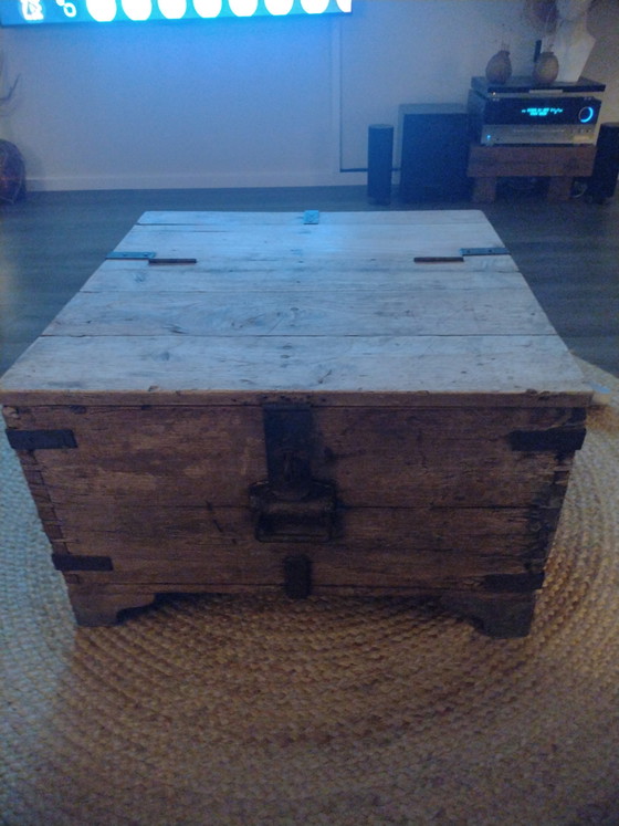 Image 1 of Une vieille table ayant appartenu à mon grand-père.