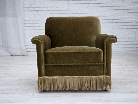 Image 1 of Dänischer Sessel aus den 1970er Jahren, originaler grüner Möbelveloursbezug, Beine aus Teakholz.