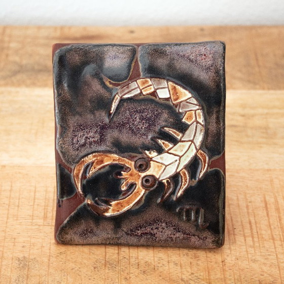 Image 1 of Piastrella da parete in ceramica vintage firmata con la costellazione dello Scorpione