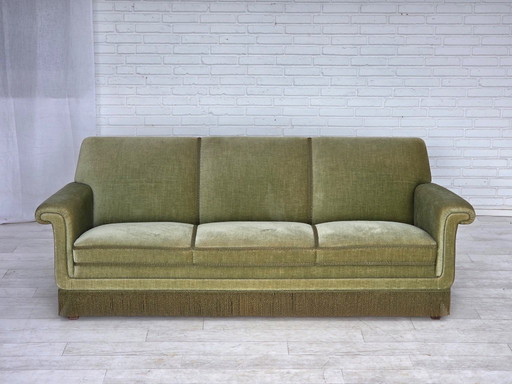 Deense driezitsbank uit de jaren 70, groen meubelvelours, beukenhout.