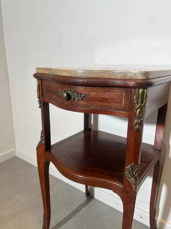 Mesa auxiliar antigua francesa estilo Luis XV con tapa de mármol. – Mesas auxiliares (photo 3 of 5)