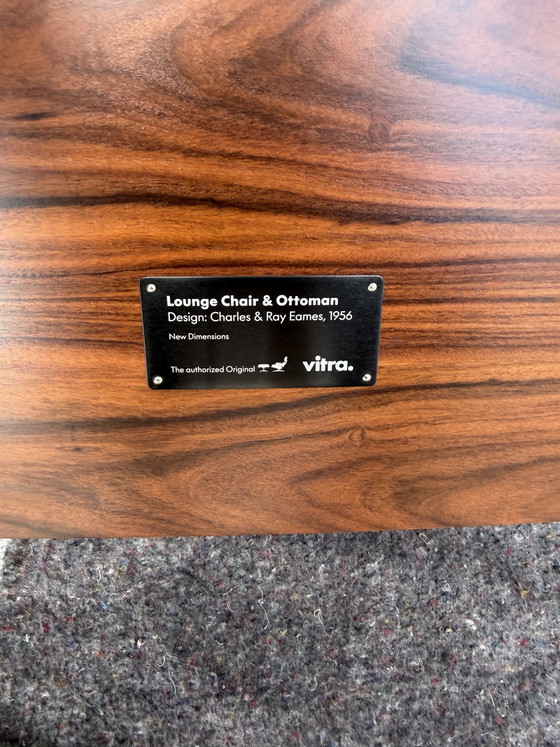 Image 1 of Poltrona lounge Vitra Eames XL + poggiapiedi, in pregiata pelle nera e palissandro Santos. NUOVA!!