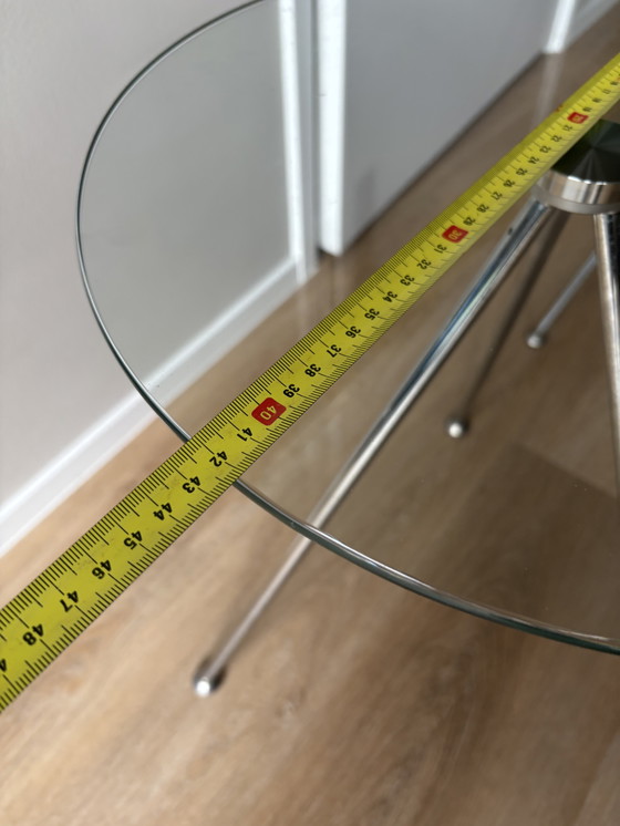 Image 1 of Dos (2) mesas auxiliares de diseño retro de vidrio