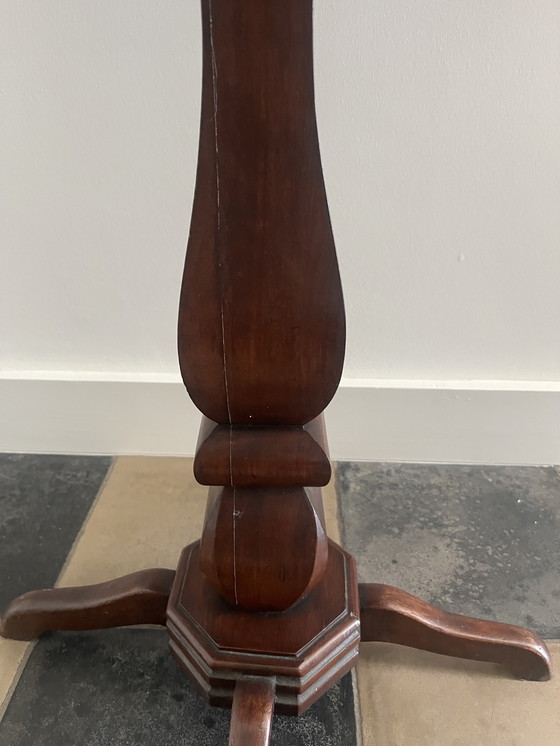 Image 1 of Wunderschöner antiker Beistelltisch aus Eiche – Originalbein