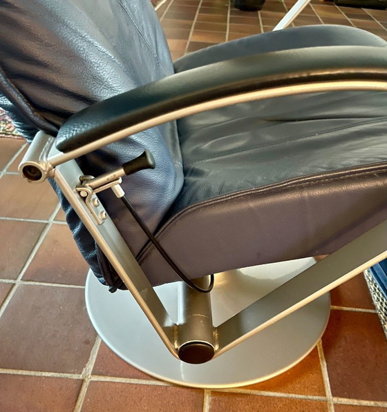 Image 1 of Design Relaxfauteuil De Toekomst – Modern Classic – RVS & Nachtblauw Leer – Als nieuw
