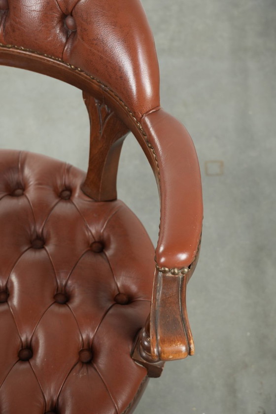 Image 1 of Draaibare rundleren Engelse stijl chesterfield bureaustoel in een mooie bruine kleur