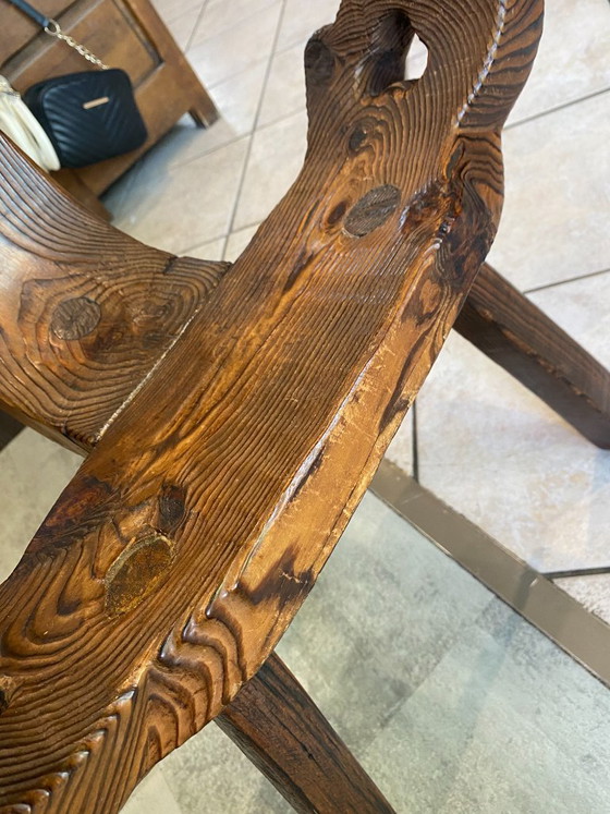 Image 1 of antieke brutalistische driepootstoel nr. 1, gesneden uit massief hout