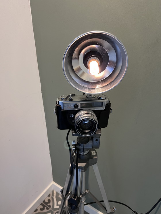 Image 1 of Lámpara de cámara sobre trípode