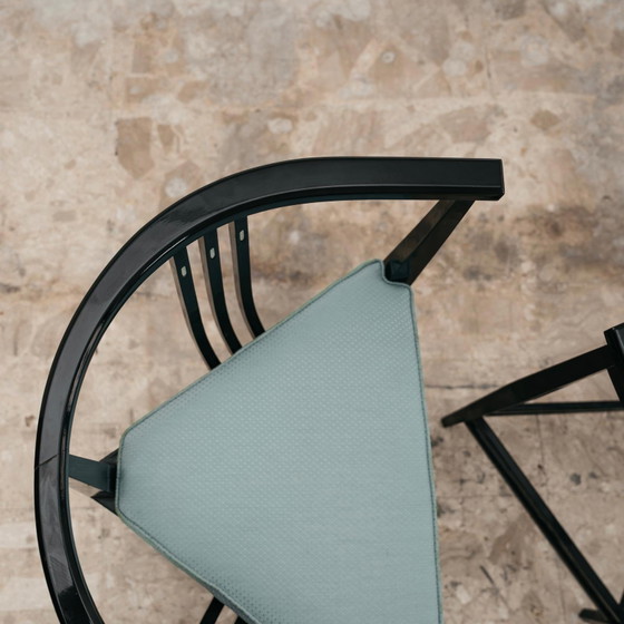 Image 1 of Ernest Archibald Taylor: een paar fauteuils en een driehoekige salontafel, design uit de jaren 80.