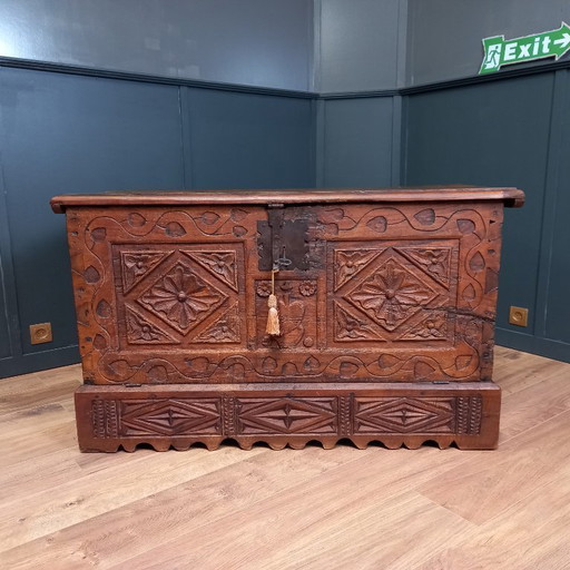 coffre en bois de châtaignier du XVIIIe siècle