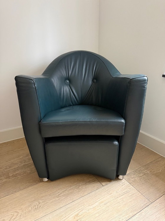 Image 1 of Sillón Leolux Carabita con otomana, tapizado en piel verde oscuro.
