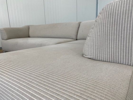 Image 1 of De stijlvolle Leolux Faya Lobi hoekbank in beige ribstof heeft een moderne, luxueuze uitstraling en biedt een ruime zithoek.