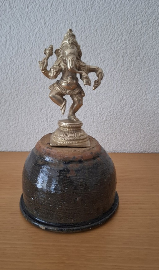 Antike Messing Ganesha Skulptur auf Sockel.