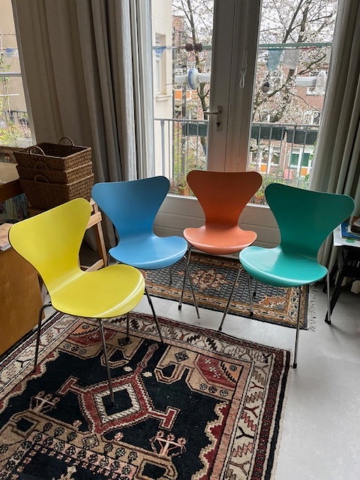 4 sillas Fritz Hansen de colores