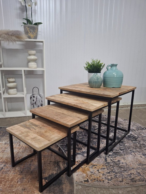Image 1 of Ensemble de 4 tables basses en bois de manguier et métal, neuves