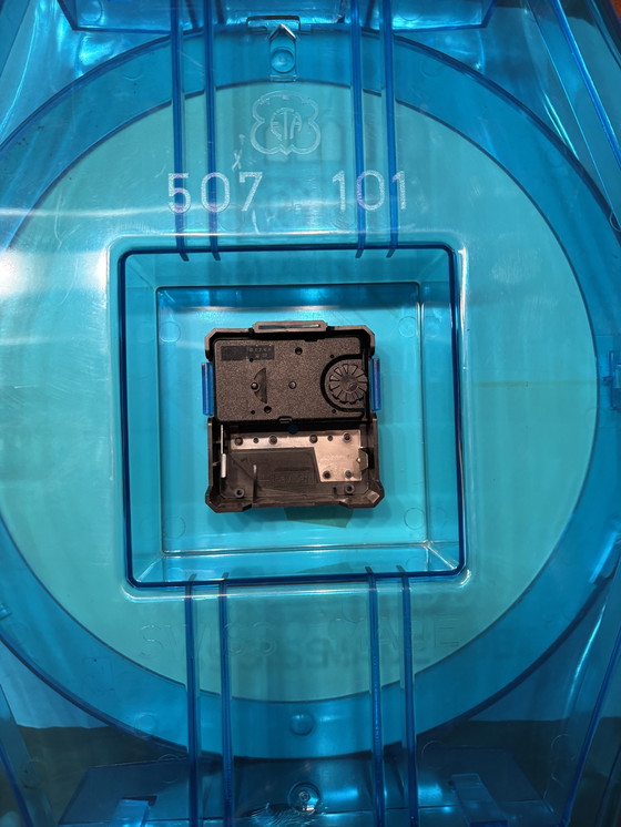 Image 1 of Horloge murale vintage Maxi Swatch – « Ouragan rose » (1989)