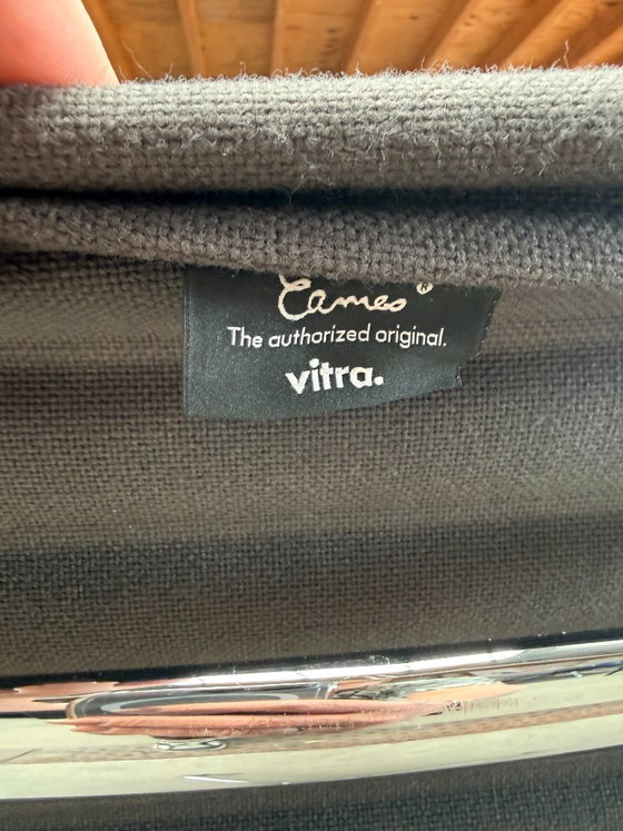 Vitra Eames EA108, Charles y Ray Eames (stock: 7) – Sillas de conferencia, Textil, Aluminio (photo 19 of 23)