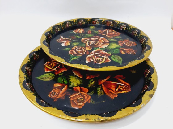 Image 1 of Due vassoi da portata in latta vintage uguali