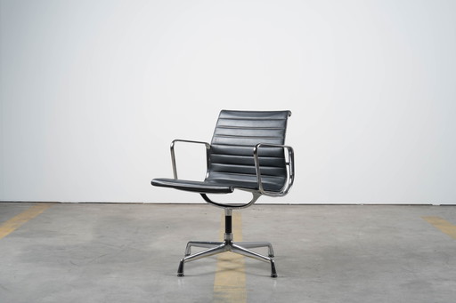 Vitra Eames EA 108 Chaise pivotante